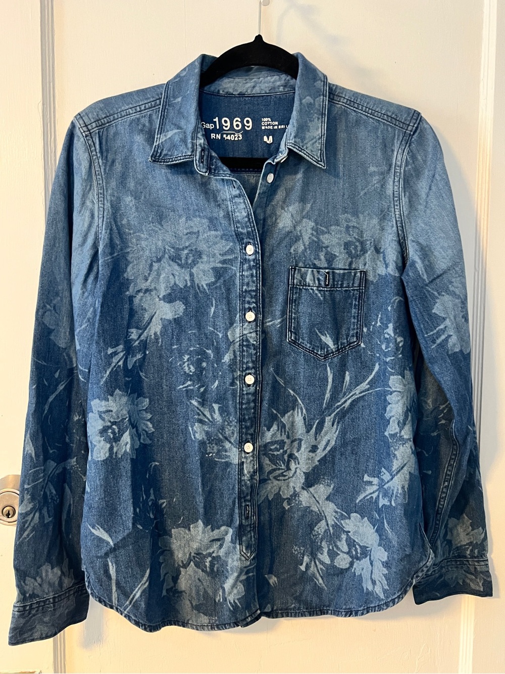 GAP 1969 Floral Chambray Denim Button Down Shirt Medium Blue 100% Cotton M